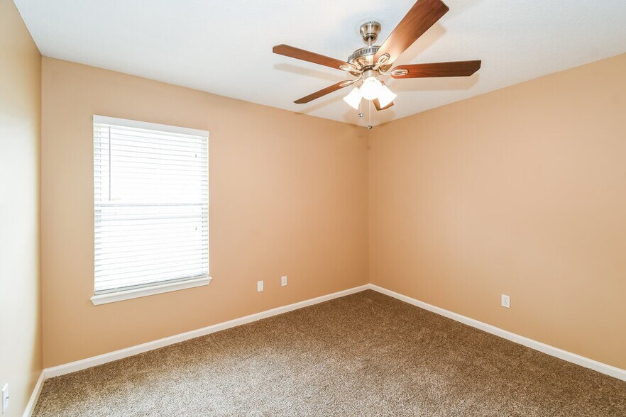 Building Photo - 5549 Oak Crossing Dr