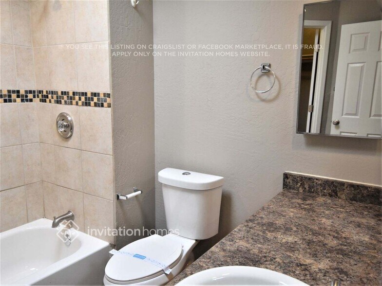 Building Photo - 2532 E Clarendon Ave