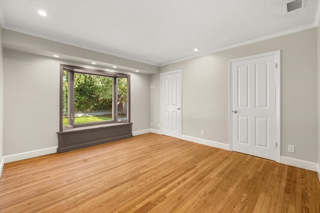 Building Photo - 504 Consuelo Dr