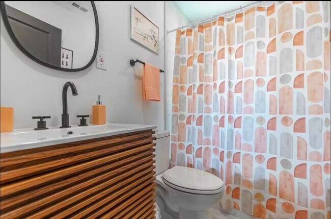 Building Photo - 82 N Holmes St