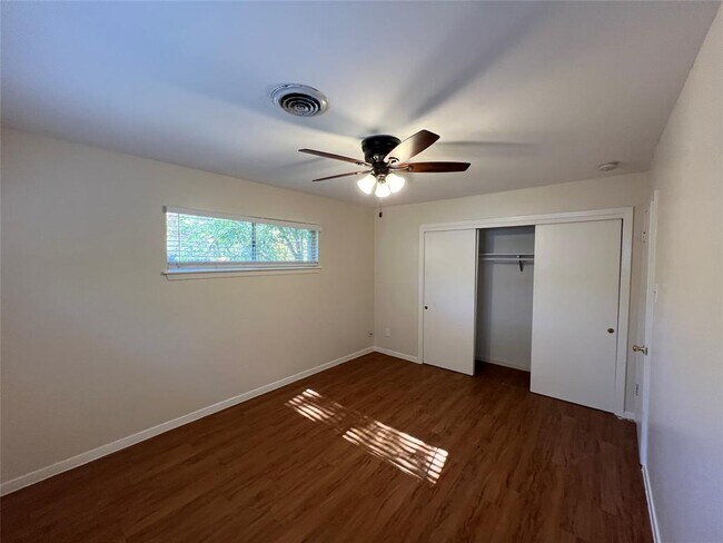 Building Photo - 907 Possum Trot St