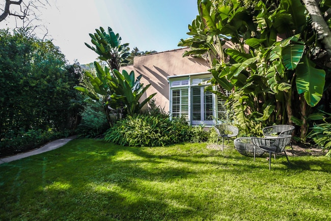 Building Photo - 1367 N Beverly Dr