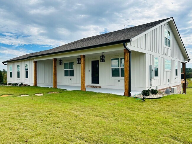 Building Photo - Stunning 4 bedroom 2.5 bath near Downtown Newnan! Must see!