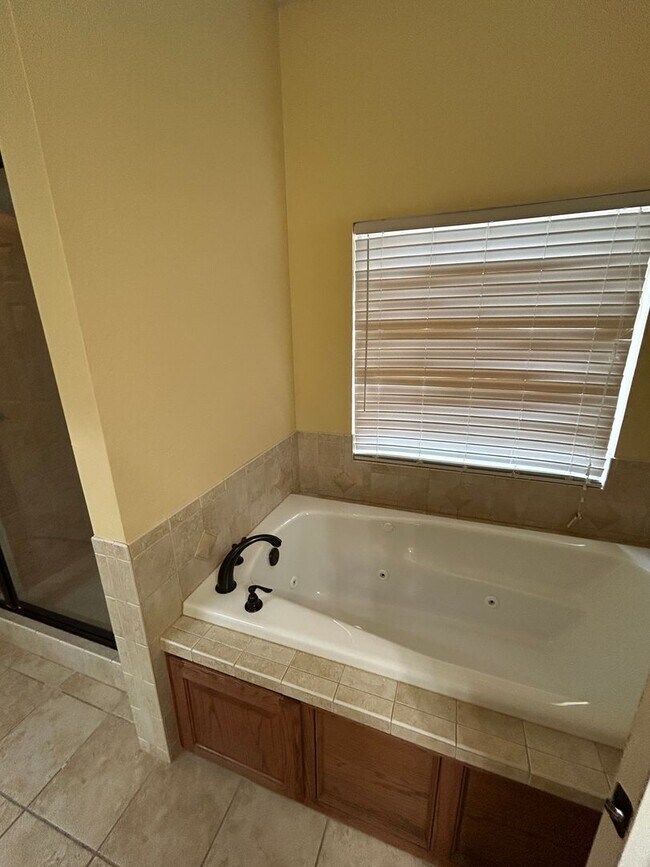 Building Photo - 4 bedroom, 2 bathroom NOW Available!