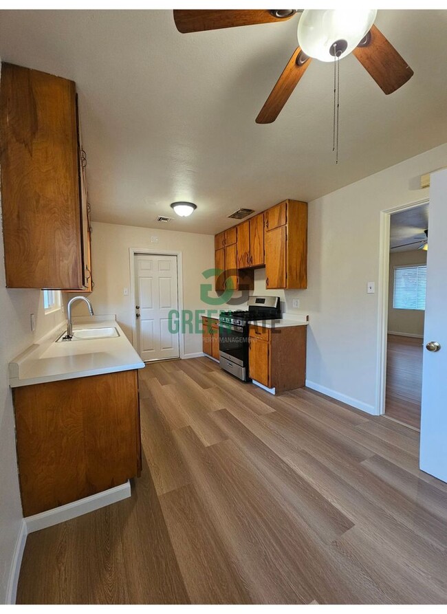 Building Photo - 2 Bedroom 1 Bath Duplex Available NOW in M...