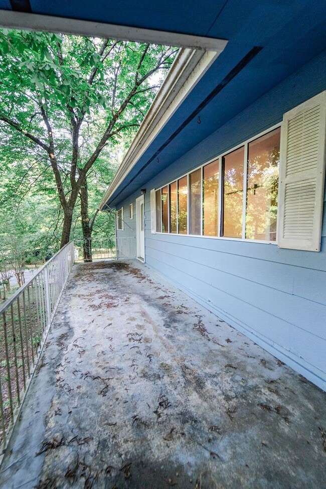 Building Photo - Cute 3,2 Right in the heart of HSV!!