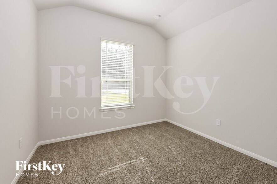 Building Photo - 14785 Country Club Dr