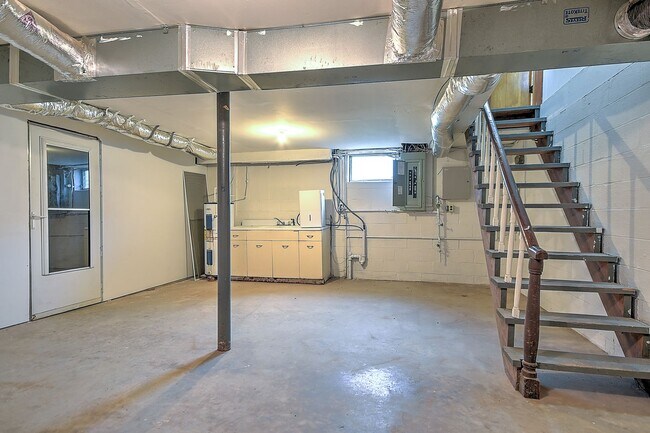 Building Photo - 945 Bishop Loop
