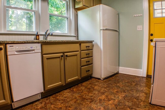 Building Photo - 1245 S Hawthorne Rd