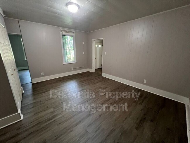 Building Photo - 1104 Brabec St