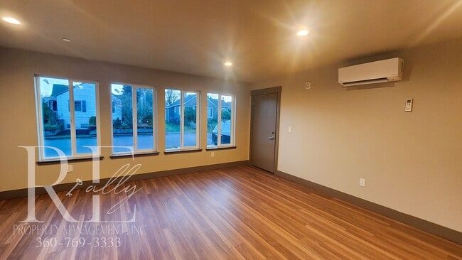 Building Photo - Modern 2-Bed Duplex Near PSNS with A/C, Ca...