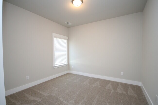 Building Photo - 707 Sluice Dr SW