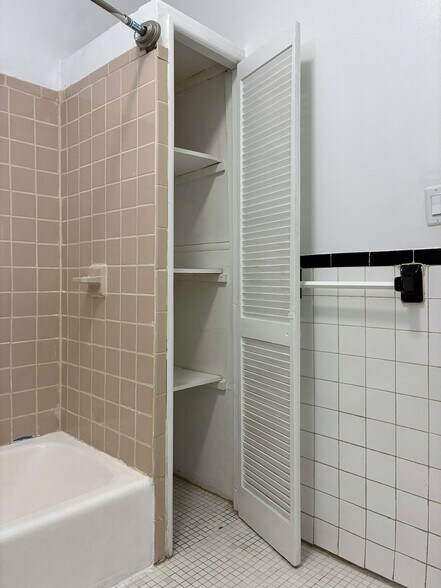 Building Photo - 556 W 161st St