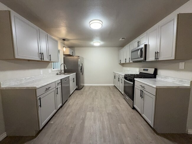 Building Photo - 3316 Shorewood Dr