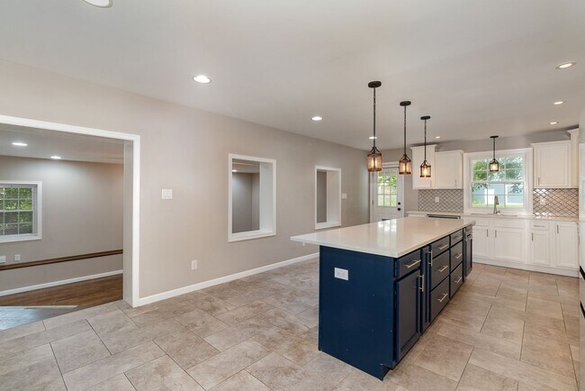 Building Photo - 4 Bedroom home in historic downtown Carlis...