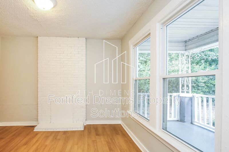 Building Photo - 1652 N Cherry St