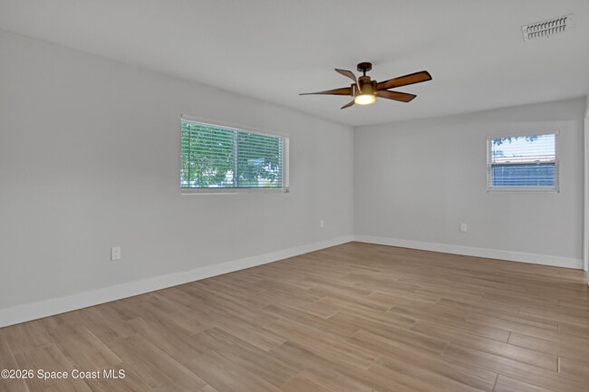 Building Photo - 580 Pine Tree Dr