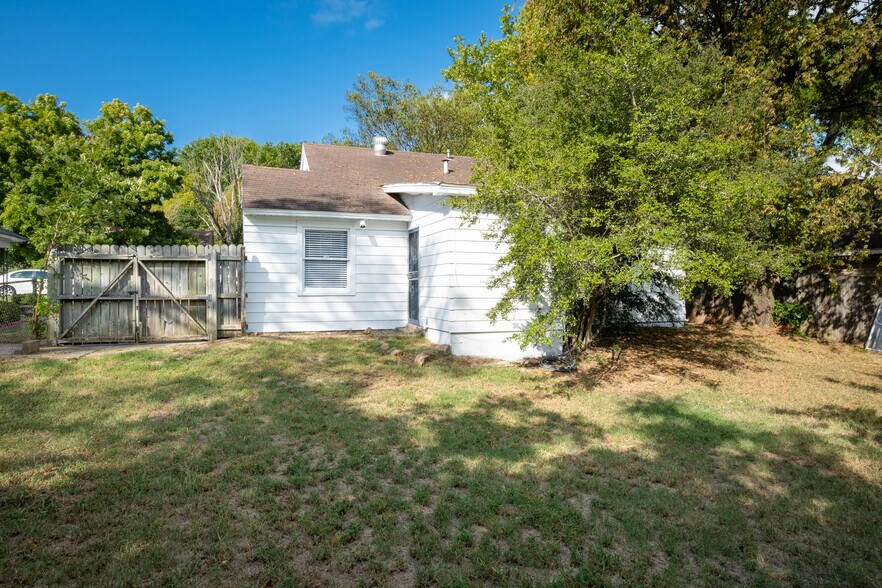 Building Photo - 1808 Iris St