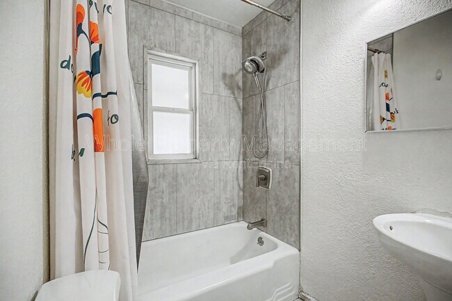 Building Photo - 2705 W Park Pl