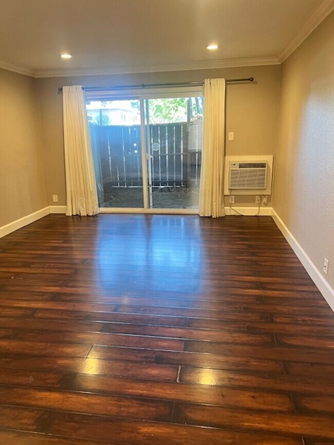 Building Photo - BEAUTIFUL 1 BEDROOM X1 BATHROOM CONDO with NEW HARDWOOD FLOORS! NOW LEASING!!