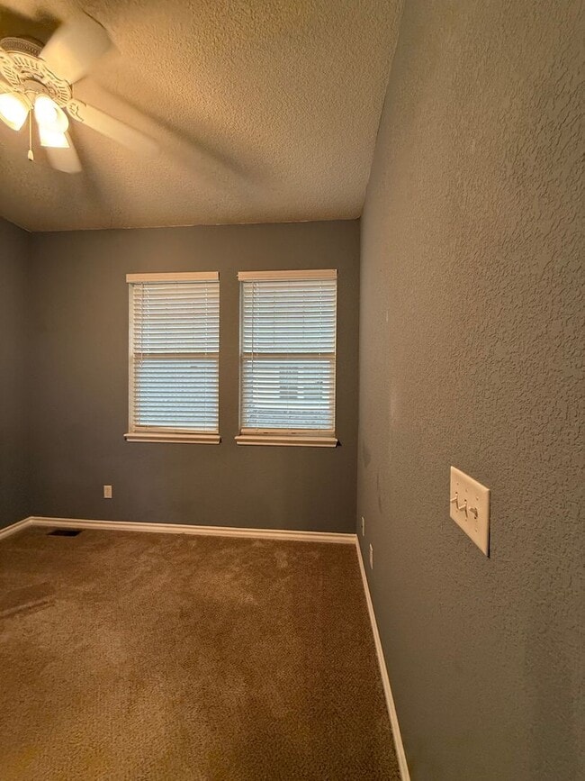 Building Photo - Bright and Modern 3-Bed, 2.5-Bath Townhous...