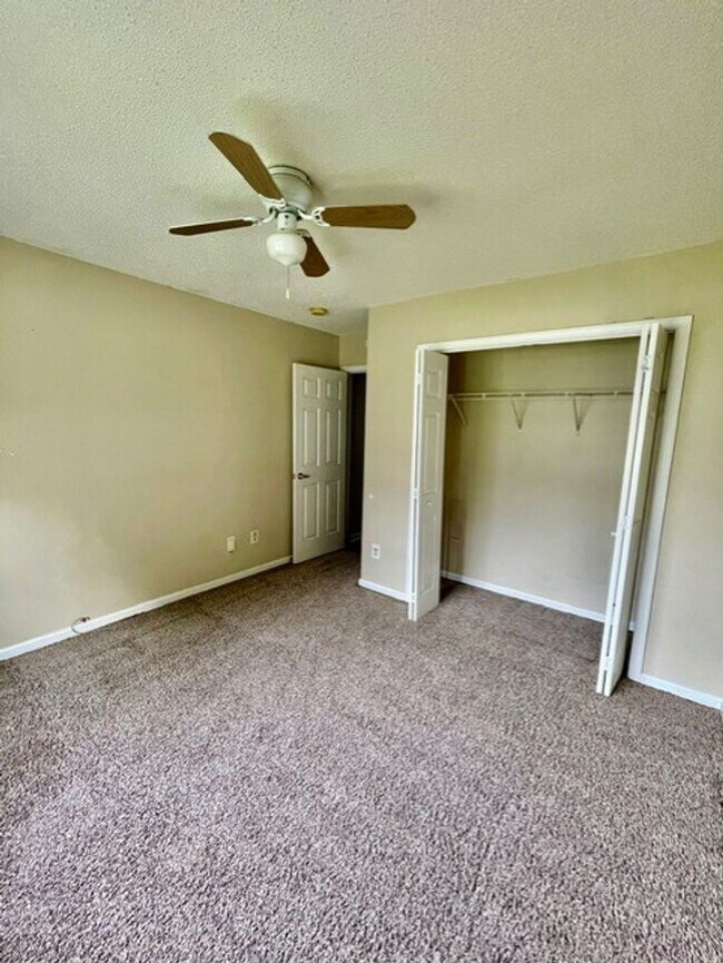 Building Photo - Must see this Adorable 3 bedroom 2 bath 2 garage home . Located in the Reedy Creek Plantation