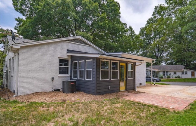 Building Photo - 2401 Shamrock Dr