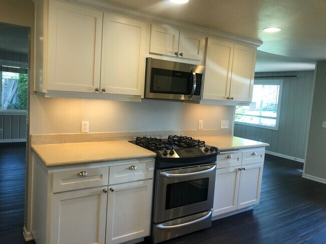 Building Photo - Darling 3 bedroom bungalow in Ferry St Bridge neighborhood!