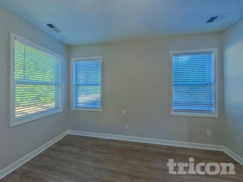 Building Photo - 806 Simones Ct