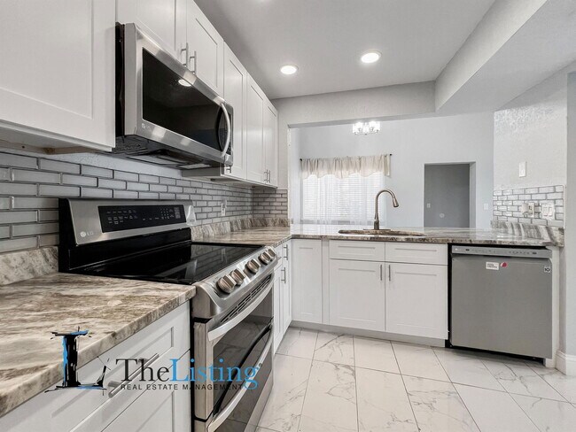 Building Photo - 2482 Lakeway Branch Dr