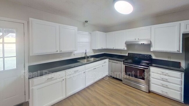 Building Photo - 701 S Valentine Dr
