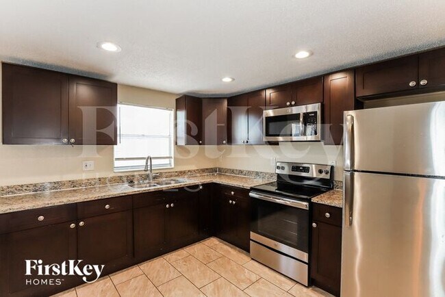 Building Photo - 7100 Sandalwood Dr