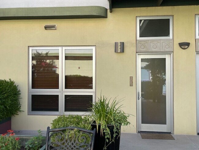 Building Photo - Nob Hill 2 Bedroom 2 Bath