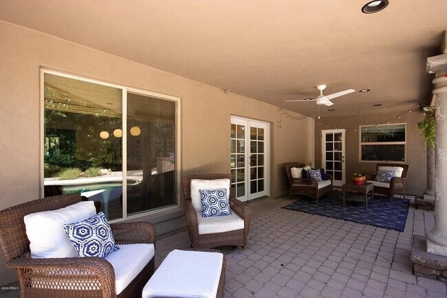 Building Photo - 8070 E Vía Bonita