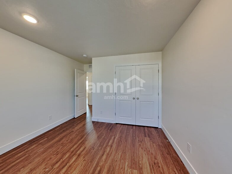 Building Photo - 1029 N Barkvine Ave