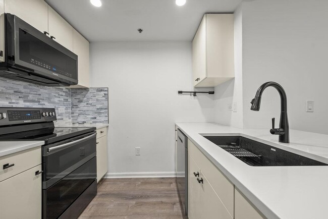 Building Photo - 102 Christopher Columbus Dr