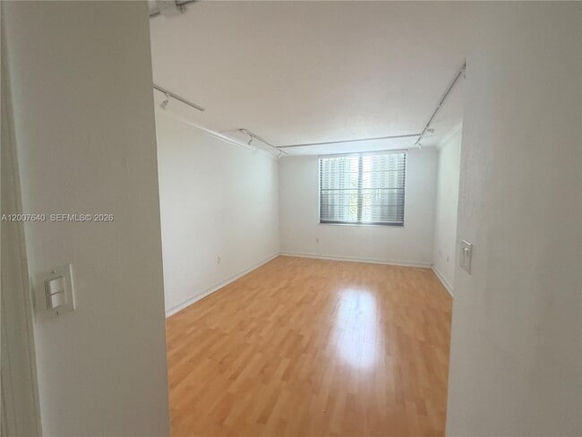 Building Photo - 10825 SW 112th Ave