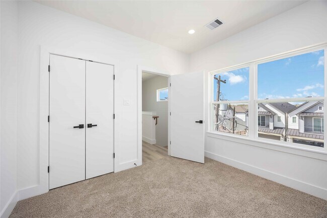 Building Photo - 6735 Peerless St