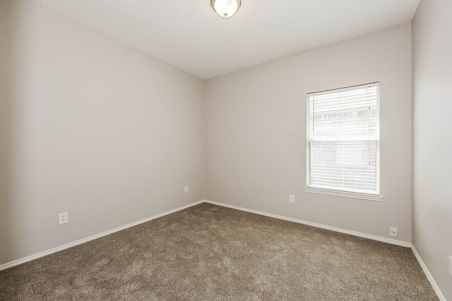 Building Photo - 2808 Earle Dr