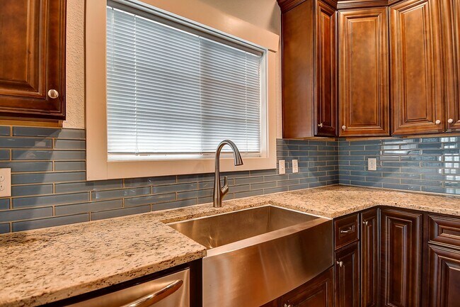Building Photo - MOVE IN READY! GORGEOUS HOME IN CHESAPEAKE!