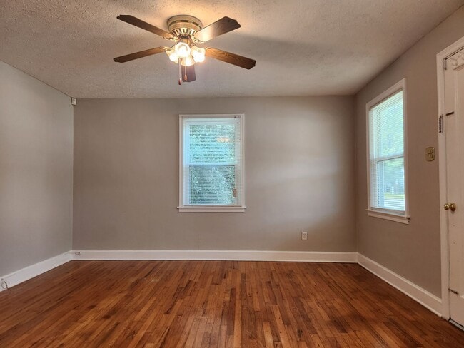 Building Photo - Charming 2 Bedroom 1 Bathroom home near Th...