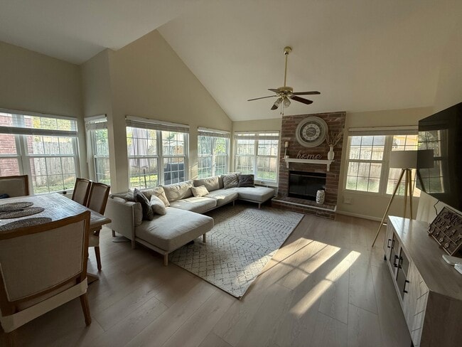 Primary Photo - 4823 Sunshine Dr