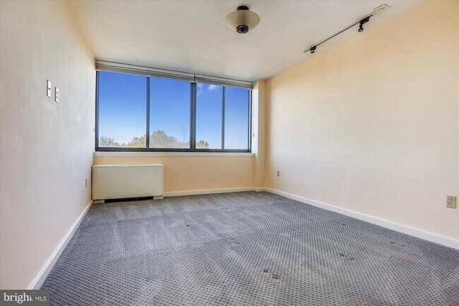 Building Photo - 4390 Lorcom Ln