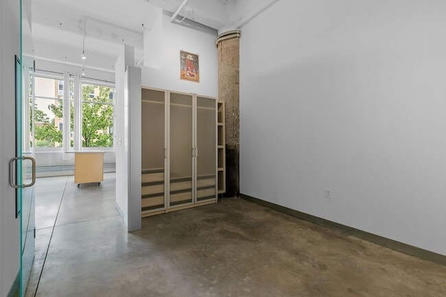 Building Photo - 700 N Washington Ave