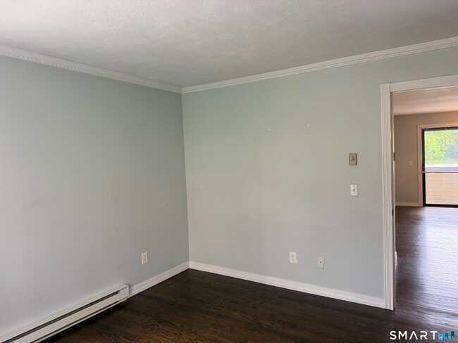 Building Photo - 8 Oakwood Ave