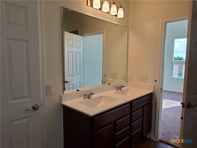 Building Photo - 4001 Woodside Dr