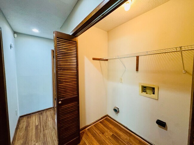 Building Photo - 3-Bedroom home is sure to captivate from t...
