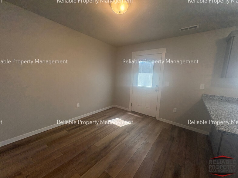 Building Photo - 2015 Lawrence Ln