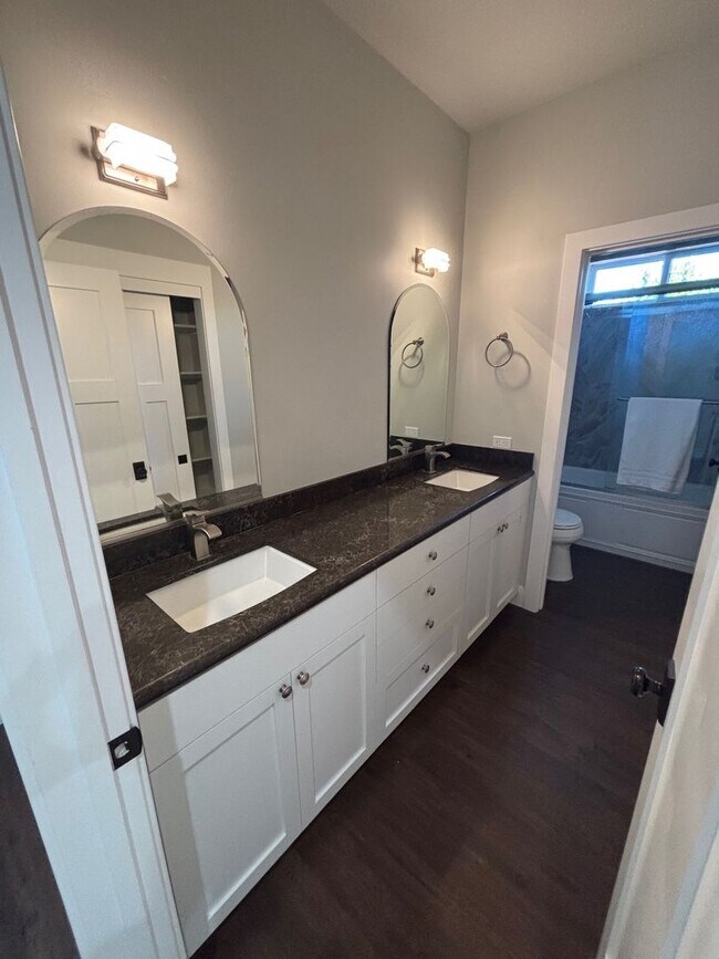 Building Photo - Single Level 3 Bedroom 2 Bathroom Coffey P...