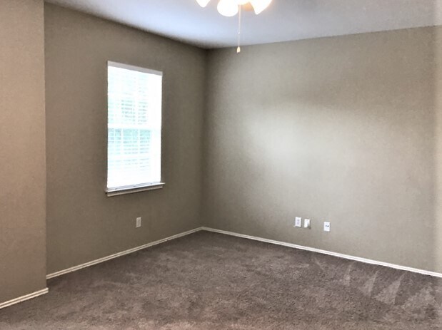 Building Photo - 2026 Acorn Glen Trl